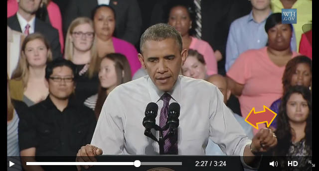 Gest zaprzeczenia i podpisania jednocześnie podczas przemówienia publicznego Baracka Obamy